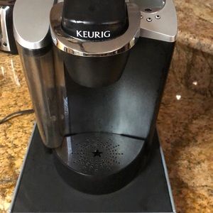 Keurig coffee maker and k cup holder
